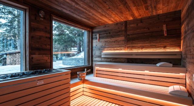 Sauna in legno con vista sulla neve.