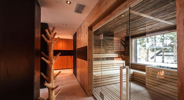 Moderno sauna in legno con ampie finestre e arredamento elegante.